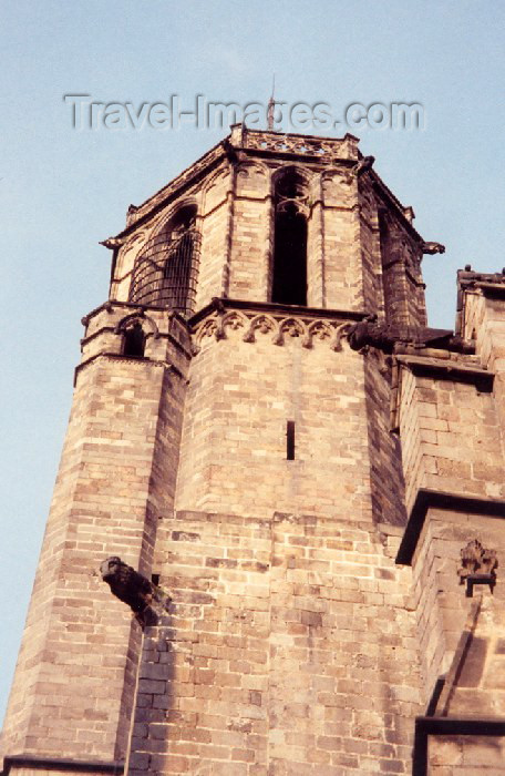 catalon33: Catalonia - Barcelona: under a gargoyle - Cathedral tower / gargula - photo by Miguel Torres - (c) Travel-Images.com - Stock Photography agency - Image Bank