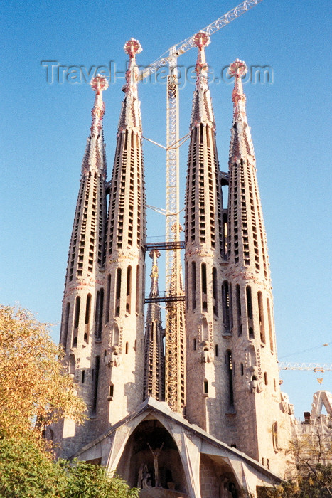 catalon34: Catalonia - Barcelona: the Sacred Family Cathedral - always escorted by a crane / Sagrada Familia - Temple Expiatori de la Sagrada Família - the Passion façade - photo by Miguel Torres - (c) Travel-Images.com - Stock Photography agency - Image Bank