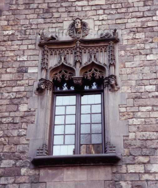 catalon5: Catalonia - Barcelona: Gothic window / ventana gótica - Barri antic - photo by Miguel Torres - (c) Travel-Images.com - Stock Photography agency - Image Bank