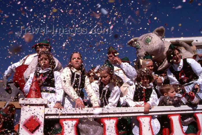 catalon52: Catalonia / Catalunya - Solsona, Solsonès, Lleida province: confetti from the float - carnival - photo by F.Rigaud - (c) Travel-Images.com - Stock Photography agency - Image Bank