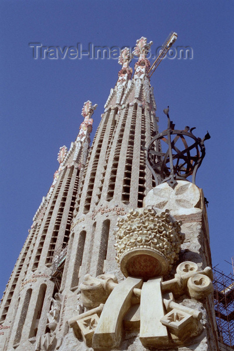 catalon72: Catalonia - Barcelona: Papal symbols outside the Sagrada Familia catedral / El Temple de la Sagrada Família - architect Antoni Gaudí - photo by M.Bergsma - (c) Travel-Images.com - Stock Photography agency - Image Bank