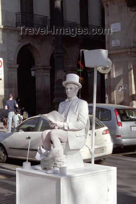 catalon80: Catalonia - Barcelona: caught pants down in the toilet - Las Ramblas - Estàtua humana a la Rambla - photo by M.Bergsma - (c) Travel-Images.com - Stock Photography agency - Image Bank