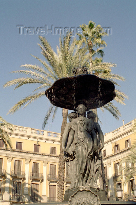 catalon88: Catalonia - Barcelona: fountain - Plaça Reial - Plaza Real - photo by M.Bergsma - (c) Travel-Images.com - Stock Photography agency - Image Bank