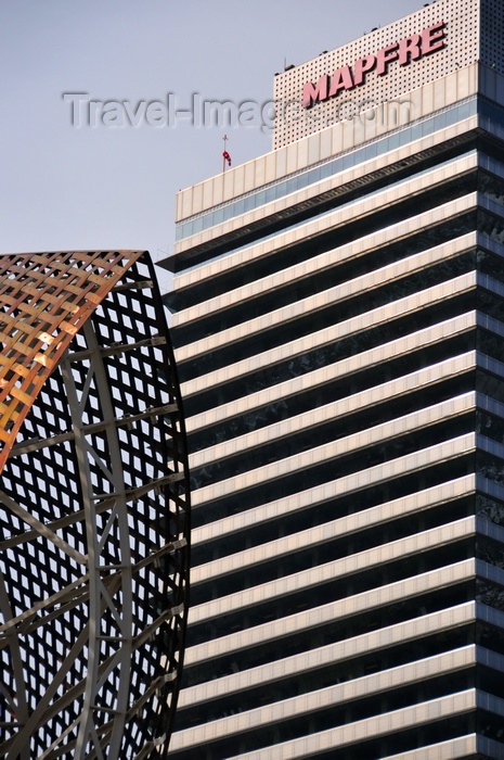 catalon90: Barcelona, Catalonia: Mapfre tower and El Peix d'Or sculpture, Carrer de la Marina, Port Olímpic, Playa del Somorrostro - photo by M.Torres - (c) Travel-Images.com - Stock Photography agency - Image Bank