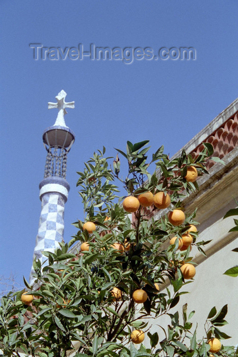 catalon98: Catalonia - Barcelona: Gaudi detail - Parc Güell - pavillion at the entrance - left side - photo by M.Bergsma - (c) Travel-Images.com - Stock Photography agency - Image Bank