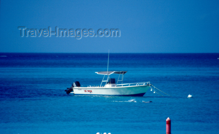 cayman17: Cayman Islands - Gran Cayman - Seven Mile Beach - boat on West Bay - photo by F.Rigaud - (c) Travel-Images.com - Stock Photography agency - Image Bank