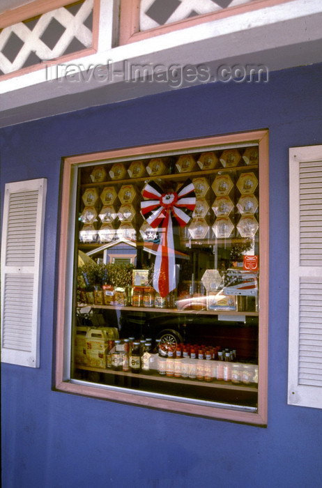 cayman18: Cayman Islands - Gran Cayman shop - liquor and rum cake - photo by F.Rigaud - (c) Travel-Images.com - Stock Photography agency - Image Bank