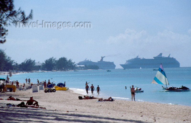 cayman2: Grand Cayman - Cayman islands - Grand Cayman: the Voyager of the Seas approaches the island - photo by F.Rigaud - (c) Travel-Images.com - Stock Photography agency - Image Bank