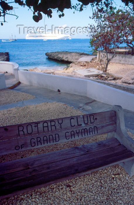 cayman20: Cayman Islands - Grand Cayman - George Town - Cruise ship and bench donated by the Rotary Club of Grand Cayman - photo by F.Rigaud - (c) Travel-Images.com - Stock Photography agency - Image Bank