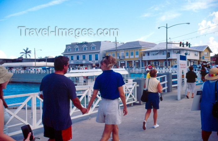 cayman8: Grand Cayman - Grand Cayman - George Town: tourists arriving - photo by F.Rigaud  - (c) Travel-Images.com - Stock Photography agency - Image Bank