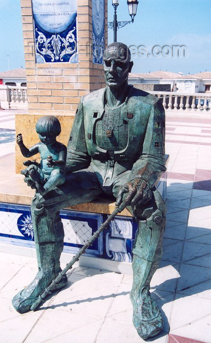 ceuta8: Ceuta: Dom Pedro de Menezes - first Portuguese governor of Ceuta 1415-1437 - statue by Casto Solano, tiles by Carmen Navío / Dom Pedro de Menezes, Conde de Vila Real e de Viana do Alentejo - primeiro governador de Ceuta / Don Pedro de Menezes, con un bastón en sus manos, el aleo, vara de mando del gobierno de Ceuta - gobernador de Ceuta - Paseo de la Marina Española - escultura de Casto Solano y azulejos de la ceramista Carmen Navío - photo by M.Torres - (c) Travel-Images.com - Stock Photography agency - Image Bank