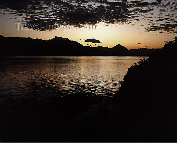 chile103: Araucanía Region, Chile - Lake Villarica: sunset - high clouds - photo by Y.Baby - (c) Travel-Images.com - Stock Photography agency - Image Bank