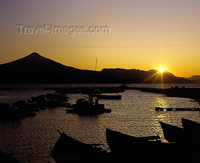 chile107: Araucanía Region, Chile - Pucón: Lake Villarica - marina and Villarica volcano at sunset - photo by Y.Baby - (c) Travel-Images.com - Stock Photography agency - Image Bank