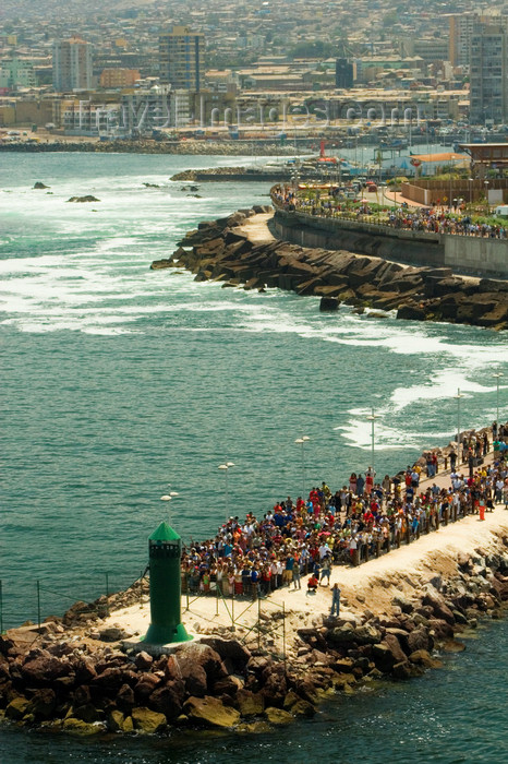 chile123: Antofagasta, Chile: port - locals greeting a cruise ship | puerto - lugareños saludan a un crucero - photo by D.Smith - (c) Travel-Images.com - Stock Photography agency - Image Bank