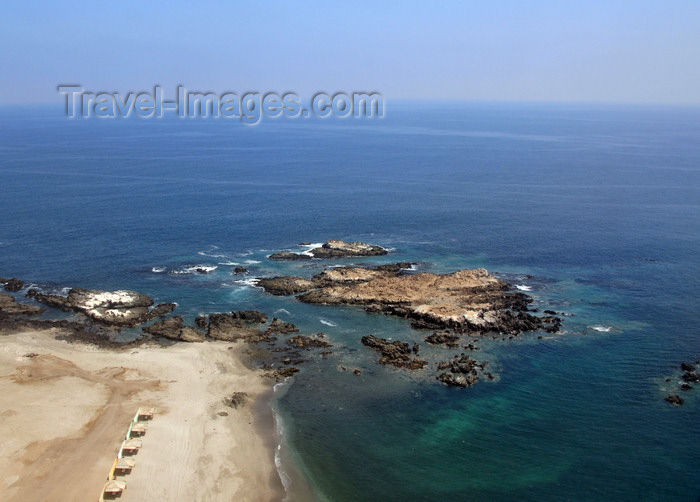 chile133: Iquique, Tarapacá Region, Chile: rocky beach - Pacific Ocean - photo by M.Torres - (c) Travel-Images.com - Stock Photography agency - Image Bank