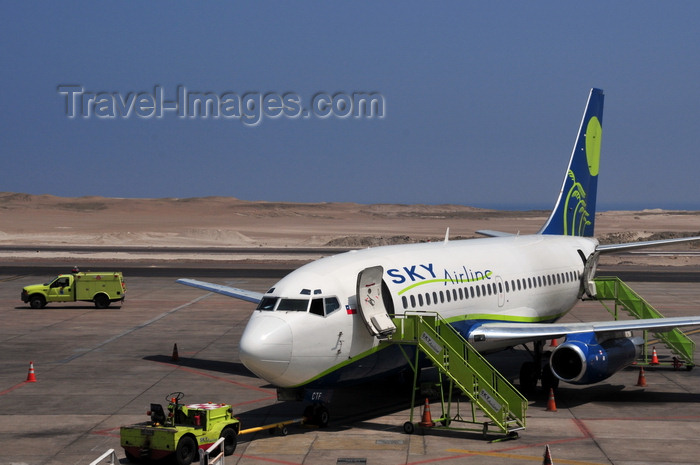 chile134: Iquique, Tarapacá Region, Chile: IQQ airport - Sky Airline Boeing 737-230Adv CC-CTF (cn 22122721) being serviced - photo by M.Torres - (c) Travel-Images.com - Stock Photography agency - Image Bank