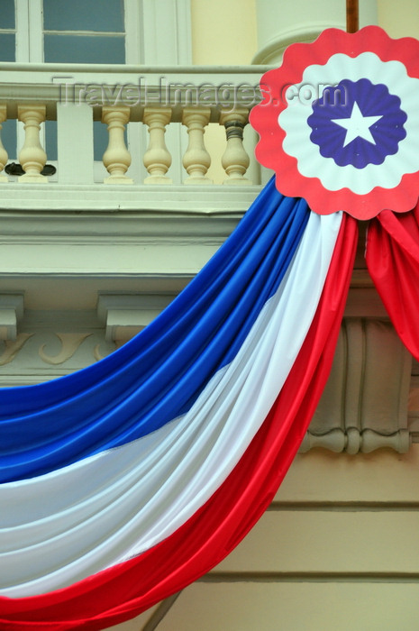 chile137: MC3_5872 - Santiago - Plaza de Armas - balcony of the city hall - ribbon and rosette - Ilustre Municipalidad de Santiago - photo by M.Torres - (c) Travel-Images.com - Stock Photography agency - Image Bank