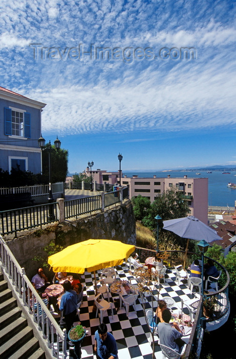 chile160: Valparaíso, Chile: outdoor dining area at the Brighton bed and Breakfast, situated on a hill above Valparaíso - photo by C.Lovell - (c) Travel-Images.com - Stock Photography agency - Image Bank