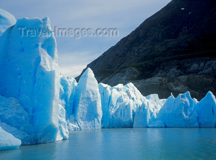 chile281: Torres del Paine National Park, Magallanes region, Chile: Grey Glacier - the giant ice wall arrives at Grey Lake - Chilean Patagonia - photo by C.Lovell - (c) Travel-Images.com - Stock Photography agency - Image Bank