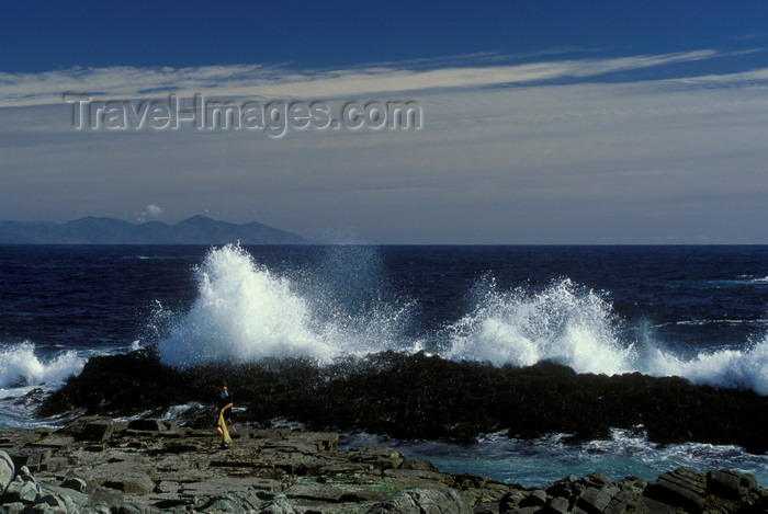 chile30: Los Molles, Valparaíso region, Chile: the Pacific Ocean smashes into the rocky shore - beach community north of Valparaiso - photo by C.Lovell - (c) Travel-Images.com - Stock Photography agency - Image Bank