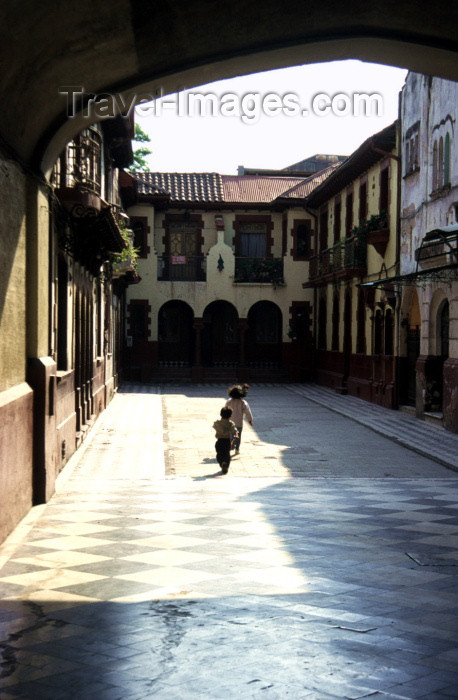 chile35: Chile - Santiago: kids in a colonial court-yard | niños en un patio colonial - photo by W.Schipper - (c) Travel-Images.com - Stock Photography agency - Image Bank