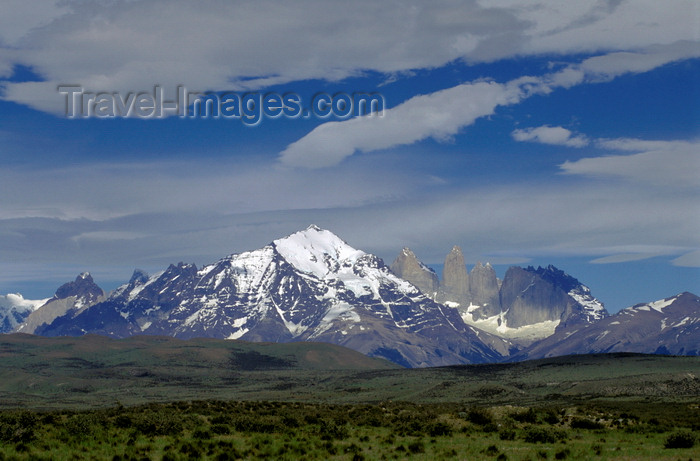 chile38: Torres del Paine National Park, Magallanes region, Chile: magnificent Andean peaks – Paine towers on the right - Chilean Patagonia - photo by C.Lovell - (c) Travel-Images.com - Stock Photography agency - Image Bank