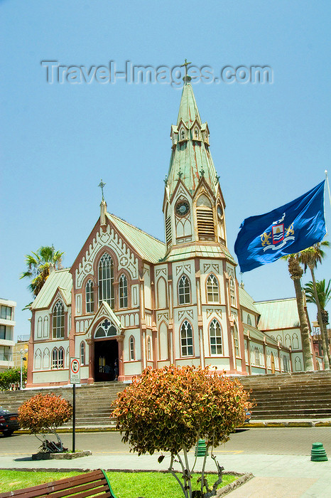 chile4: Chile - Arica: San Marcos Catholic Cathedral and Arica flag - Plaza Colón - Catedral de San Marcos de Arica y la bandera de Arica - photo by D.Smith - (c) Travel-Images.com - Stock Photography agency - Image Bank