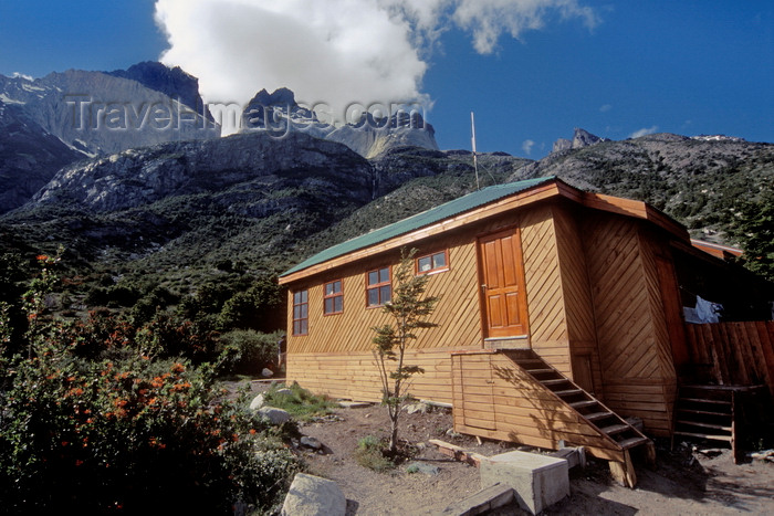 chile45: Torres del Paine National Park, Magallanes region, Chile: Refugio Los Cuernos which provides bunks and meals to backpackers – mountain accommodation – Chilean Patagonia - photo by C.Lovell - (c) Travel-Images.com - Stock Photography agency - Image Bank