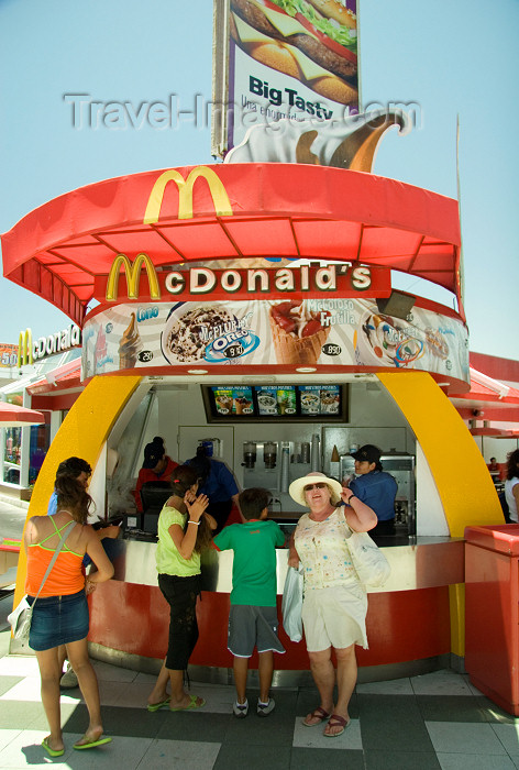 chile5: Chile - Arica: McDonald's burger kiosk - comida rápida - hamburguesas McDonald's - photo by D.Smith - (c) Travel-Images.com - Stock Photography agency - Image Bank