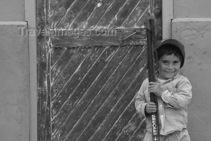 chile74: Chile - Punta de Choros (Coquimbo region): happy kid - photo by N.Cabana - (c) Travel-Images.com - Stock Photography agency - Image Bank