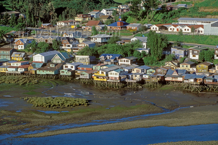 chile77: Castro, Chiloé island, Los Lagos Region, Chile: ‘palafitos’, shingled houses on stilts, extend into a lagoon and are the homes of Castro’s fishermen –Fiordo de Castro - photo by C.Lovell - (c) Travel-Images.com - Stock Photography agency - Image Bank