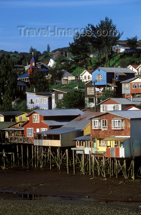 chile79: Castro, Chiloé island, Los Lagos Region, Chile: ‘palafitos’, picturesque shingled houses on stilts – low tide on the fjord - photo by C.Lovell - (c) Travel-Images.com - Stock Photography agency - Image Bank