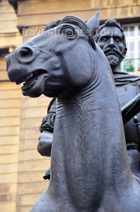chile8: Santiago de Chile: Plaza de Armas - equestrian statue of Spanish Conquistador Pedro de Valdivia, from Extremadura - city founder - photo by M.Torres - (c) Travel-Images.com - Stock Photography agency - Image Bank