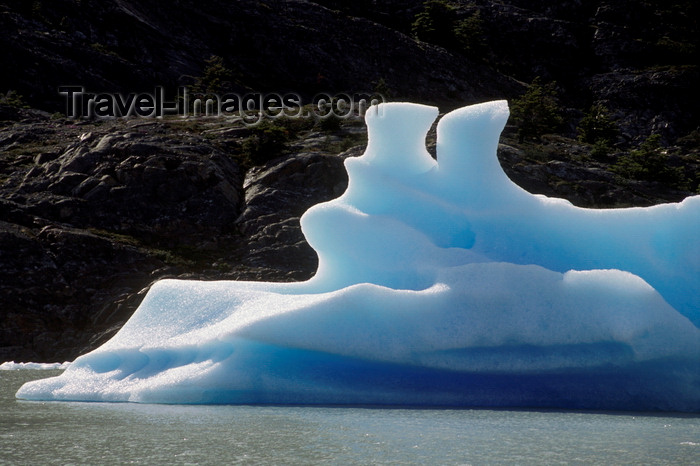 chile82: Torres del Paine National Park, Magallanes region, Chile: an iceberg carved from Grey Glacier floats on Grey Lake - Chilean Patagonia - photo by C.Lovell - (c) Travel-Images.com - Stock Photography agency - Image Bank