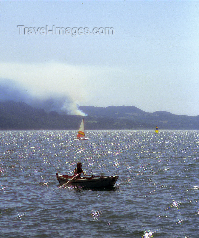 chile97: Araucanía Region, Chile - Pucón: water sports in Lake Villarica - photo by Y.Baby - (c) Travel-Images.com - Stock Photography agency - Image Bank