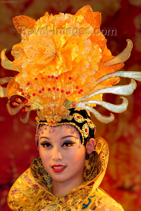 china185: Xian, Shanxi Province, China: artist with elaborate head gear - photo by R.Eime - (c) Travel-Images.com - Stock Photography agency - Image Bank