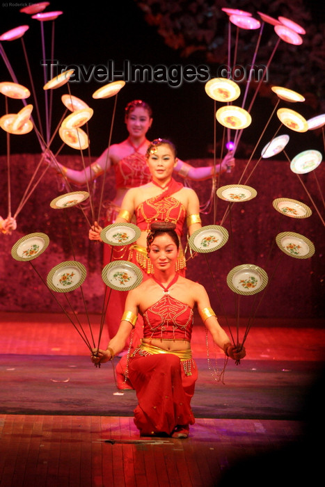 china186: Xian, Shanxi Province, China: Chinese acrobats with plates - photo by R.Eime - (c) Travel-Images.com - Stock Photography agency - Image Bank