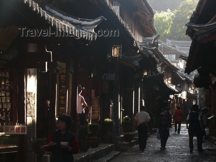 china220: Lijiang, Yunnan Province, China: dark, narrow streets of the old town - hutong - Unesco word heritage - photo by M.Samper - (c) Travel-Images.com - Stock Photography agency - Image Bank