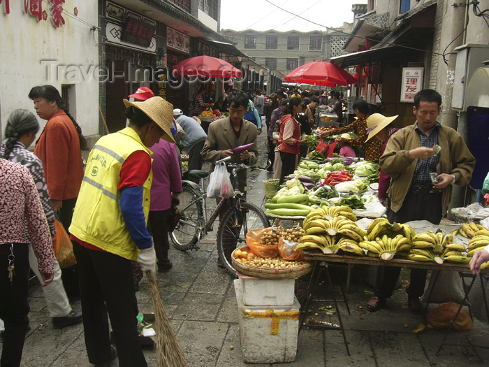 china227: Dali, Yunnan Province, China: market scene - street sweeper at the fruit section - photo by M.Samper - (c) Travel-Images.com - Stock Photography agency - Image Bank