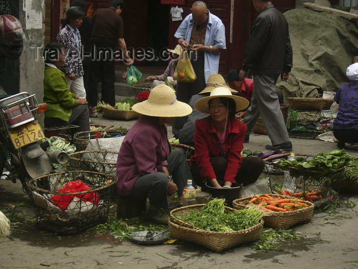 china228: Dali, Yunnan Province, China: market scene - vegetable sellers gossip - photo by M.Samper - (c) Travel-Images.com - Stock Photography agency - Image Bank