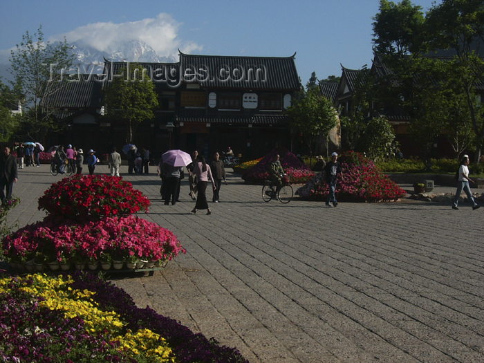 china230: Lijiang, Yunnan Province, China: street scene with mountain peaks in the background - photo by M.Samper - (c) Travel-Images.com - Stock Photography agency - Image Bank