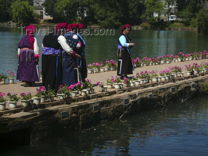 china235: Lijiang, Yunnan Province, China: Dragon Park - flower vases and women with turbans by the water - photo by M.Samper - (c) Travel-Images.com - Stock Photography agency - Image Bank