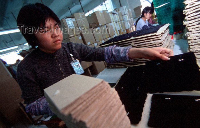 china256: Dongguan, Guangdong province, China: Chinese factory workers - packaging - photo by B.Henry - (c) Travel-Images.com - Stock Photography agency - Image Bank