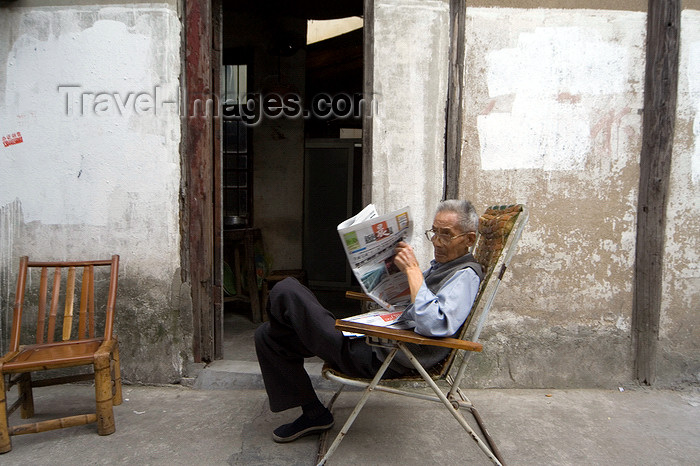 china270: Shanghai, China: Qibao town - man reading the newspaper - photo by Y.Xu - (c) Travel-Images.com - Stock Photography agency - Image Bank