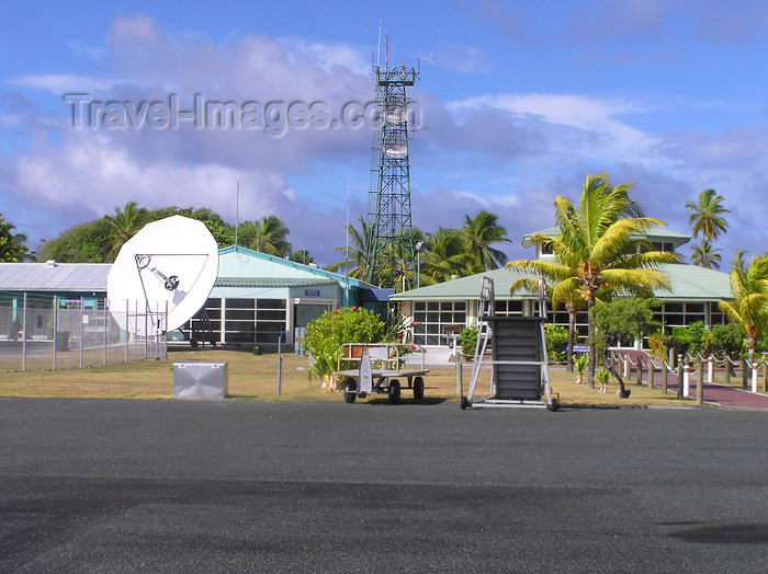 cocos-islands2: Cocos islands / Keeling islands / XKK - West Island - atoll: airport facilities - radio mast and satellite dish - communications - photo by Air West Coast - (c) Travel-Images.com - Stock Photography agency - Image Bank