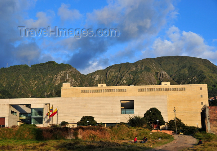 colombia125: Bogotá, Colombia: building of the District's Archive - Archivo Distrital de Bogotá - architect Juan Pablo Ortiz - Cerro Guadalupe in the background - calle quinta, carrera quinta - barrio Santa Bárbara, La Candelaria - photo by M.Torres - (c) Travel-Images.com - Stock Photography agency - Image Bank