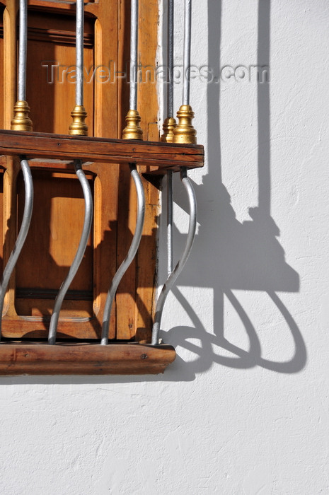 colombia131: Bogotá, Colombia: colonial window with railing - detail - Las Nieves - Santa Fe - photo by M.Torres - (c) Travel-Images.com - Stock Photography agency - Image Bank