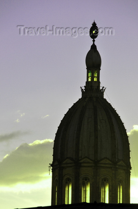 colombia142: Bogotá, Colombia: Basilica of the Sacred Heart of Jesus - dome and cupola at sunset - architect Julián Lombana - built to thank for the end of the 'War of a thousand days' - Basílica del Voto Nacional, aka Basílica del Sagrado Corazón de Jesús - barrio Voto Nacional - Los Mártires - photo by M.Torres - (c) Travel-Images.com - Stock Photography agency - Image Bank