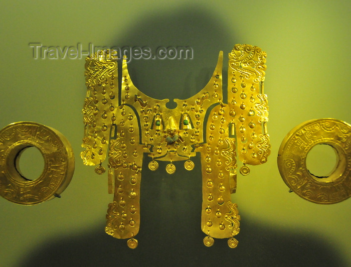 colombia152: Bogotá, Colombia: Gold Museum - Museo del Oro - regalia relating its owner to feline powers - the circular plates on the nose ring invoke jaguar's spots - Yotoco period - photo by M.Torres - (c) Travel-Images.com - Stock Photography agency - Image Bank