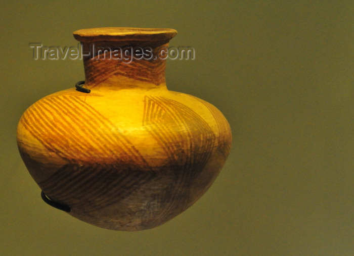 colombia157: Bogotá, Colombia: Gold Museum - Museo del Oro - painted ceramic vase - geometrial design - photo by M.Torres - (c) Travel-Images.com - Stock Photography agency - Image Bank